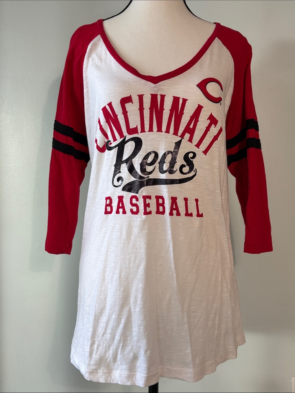 Campus Lifestyle Women’s MLB Reds V-Neck Tee, 3/4 length striped sleeves. Sz-Med